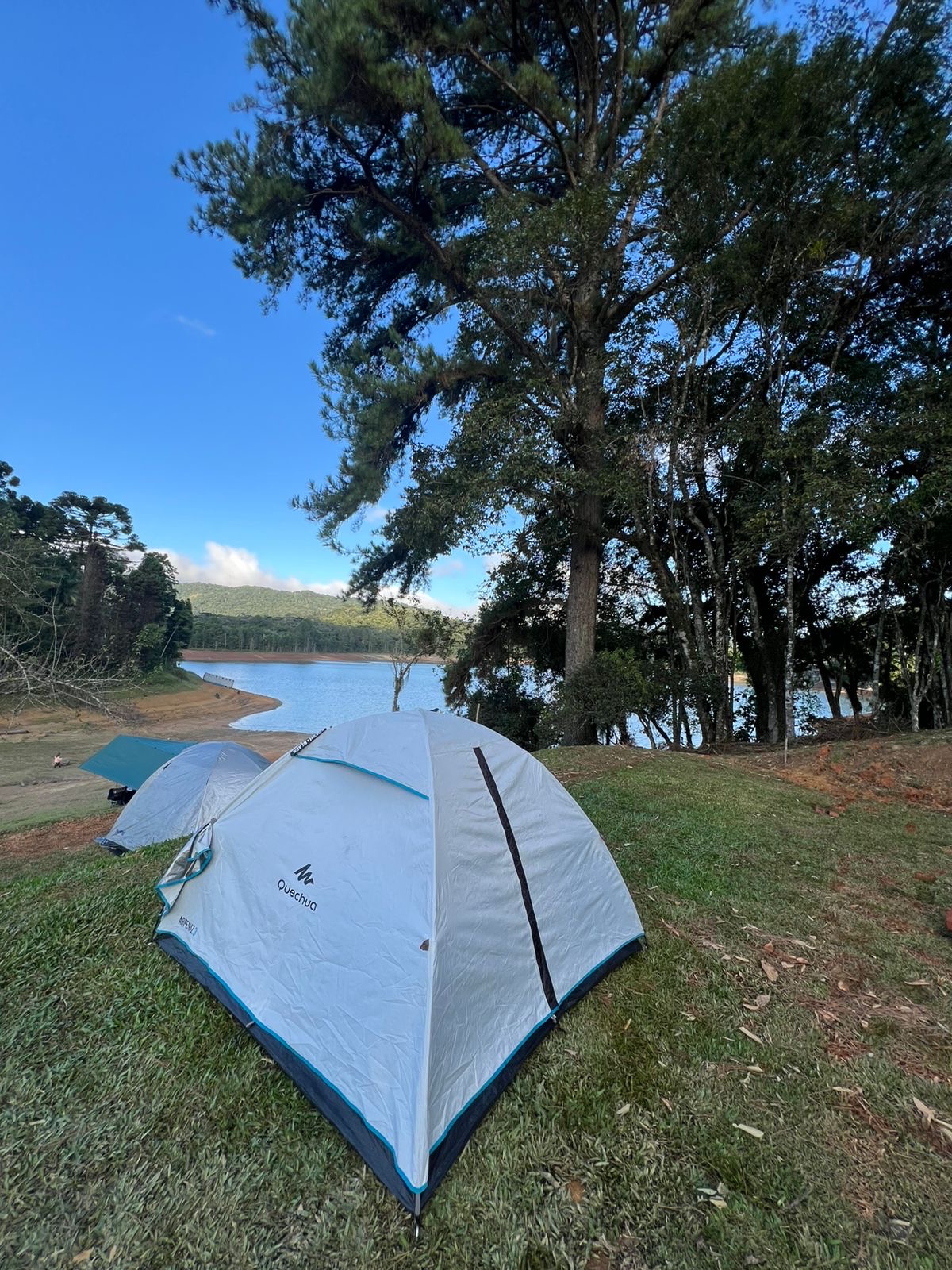 Barraca de aluguel montada à beira da represa