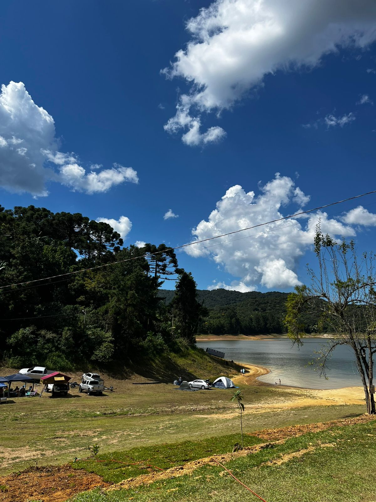 Camping à beira da represa em dia ensolarado