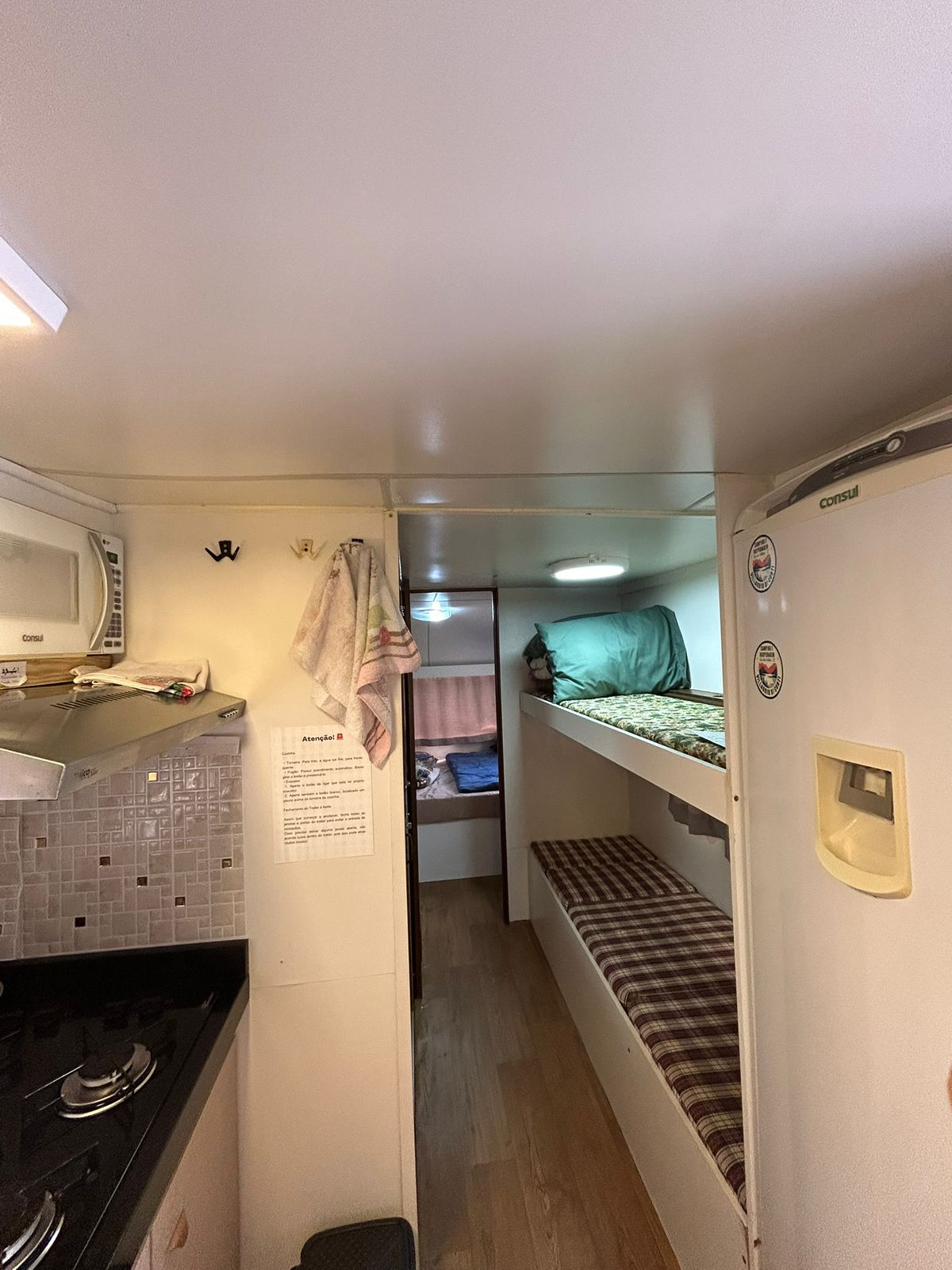 Corredor com beliches e vista para o quarto