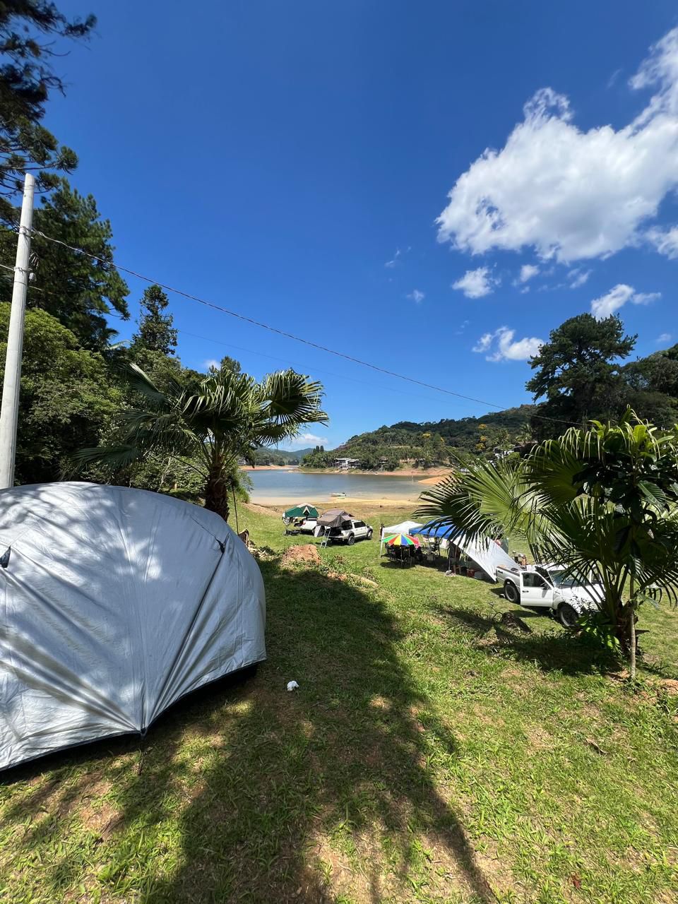 Barraca montada de frente para a represa