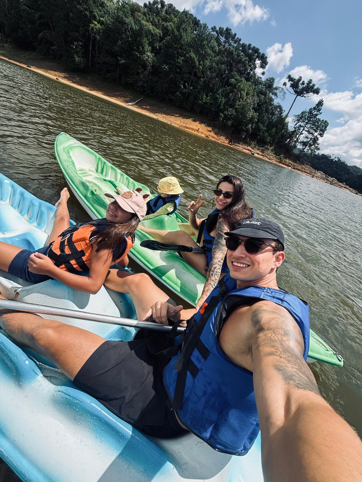 Família remando de caiaque na represa em Rio dos Cedros