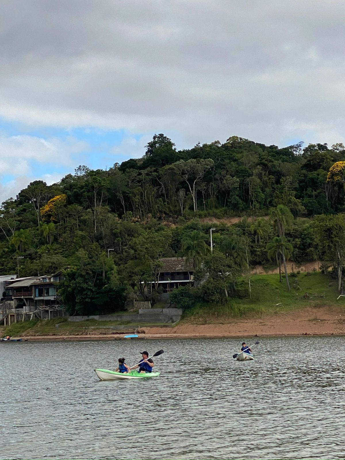 Área de camping à beira da represa