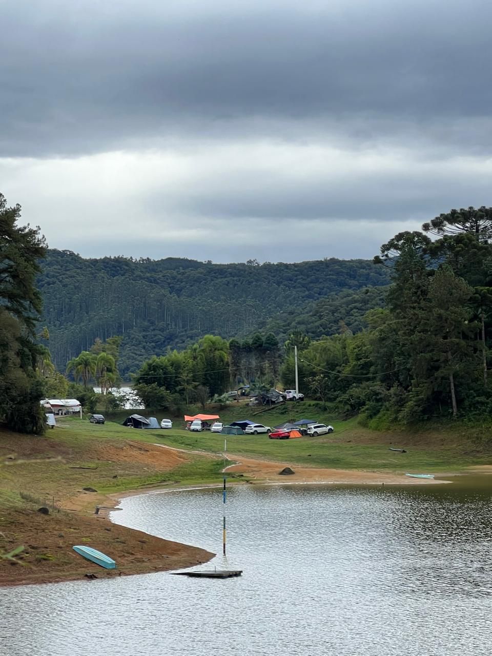 Vista da represa a partir do camping