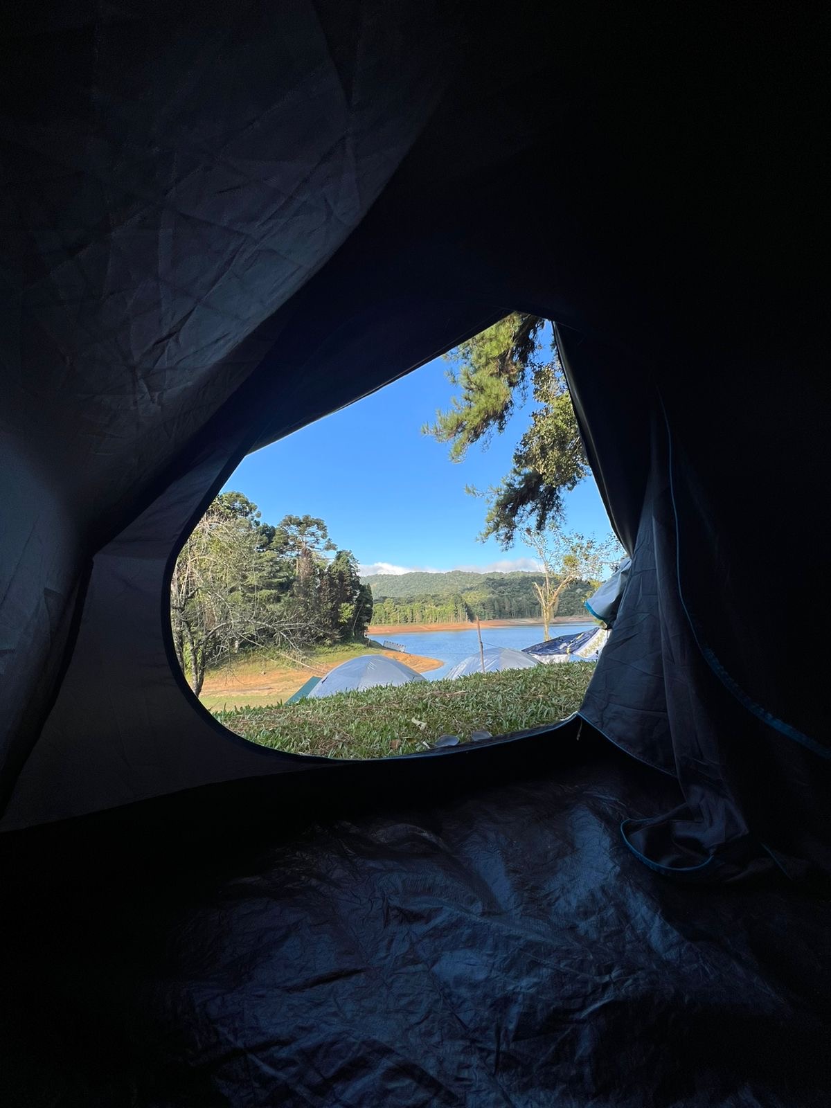 Vista de dentro da barraca para a represa