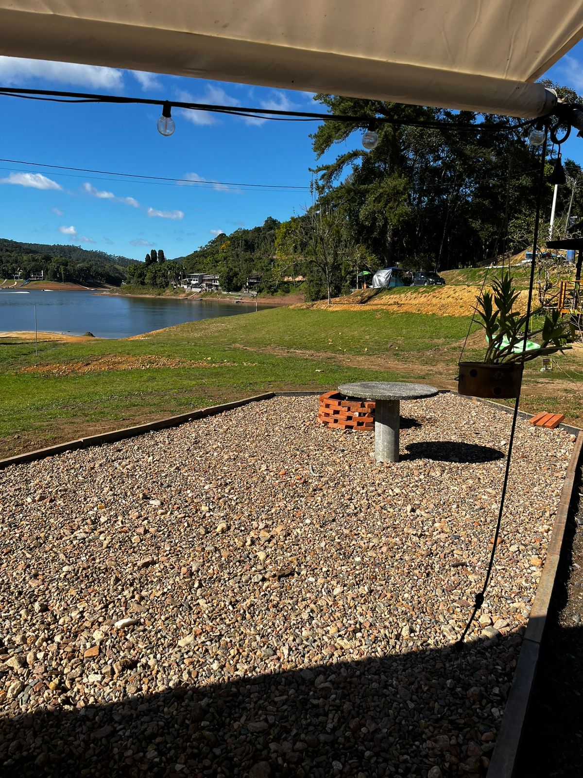 Deck de cascalho com mesa e vista para a água