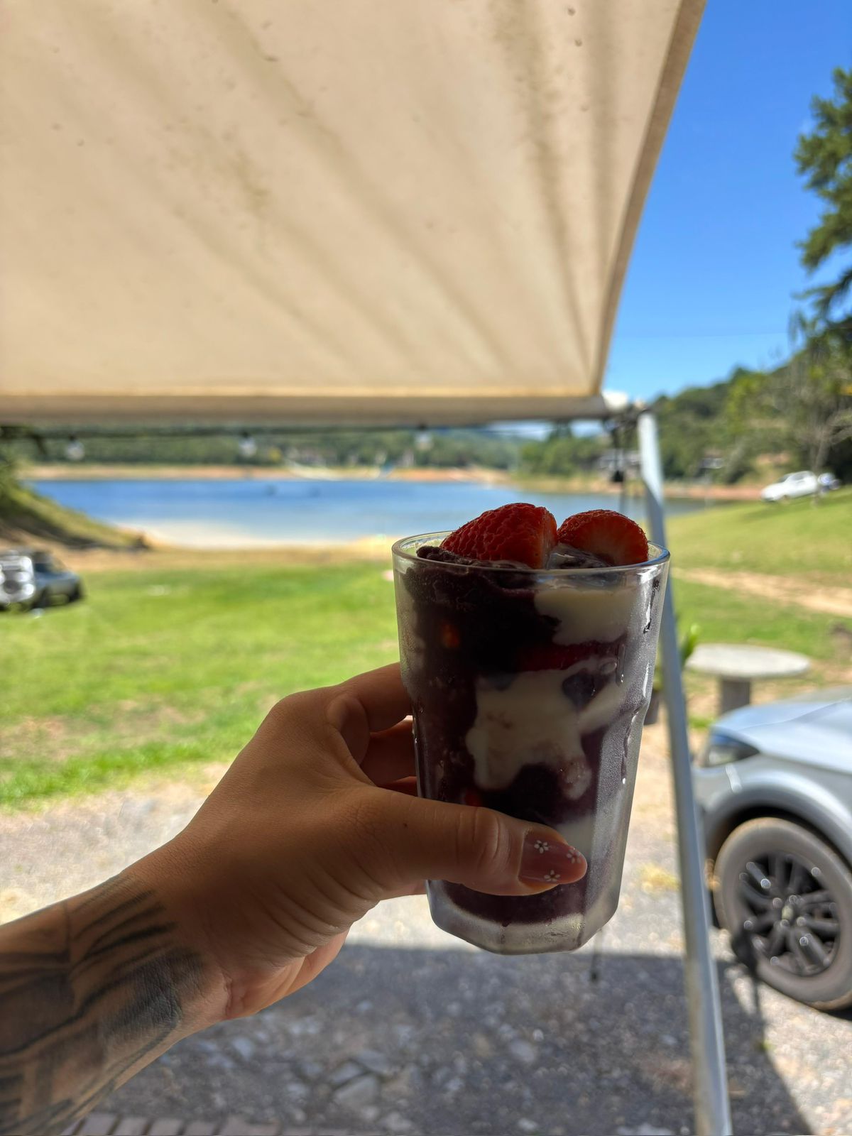 Deck com brita e vista para a represa