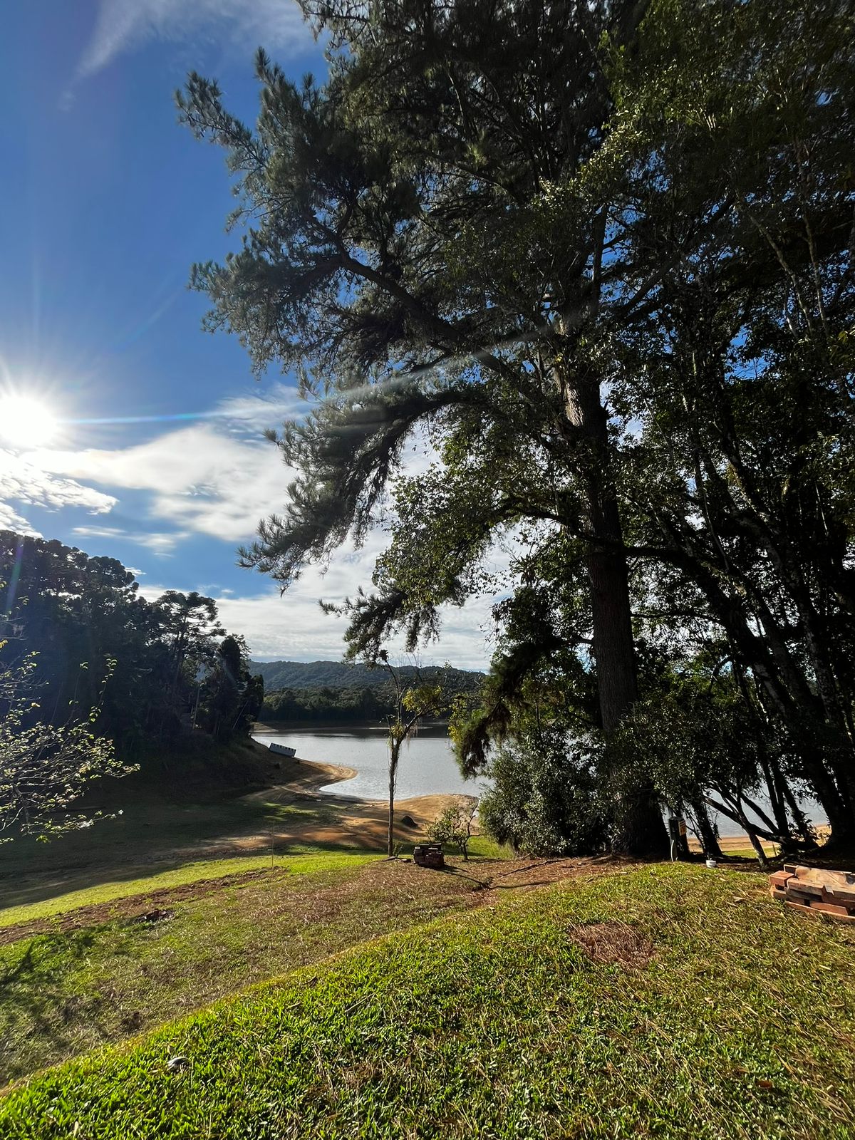 Espaço externo com natureza ao redor