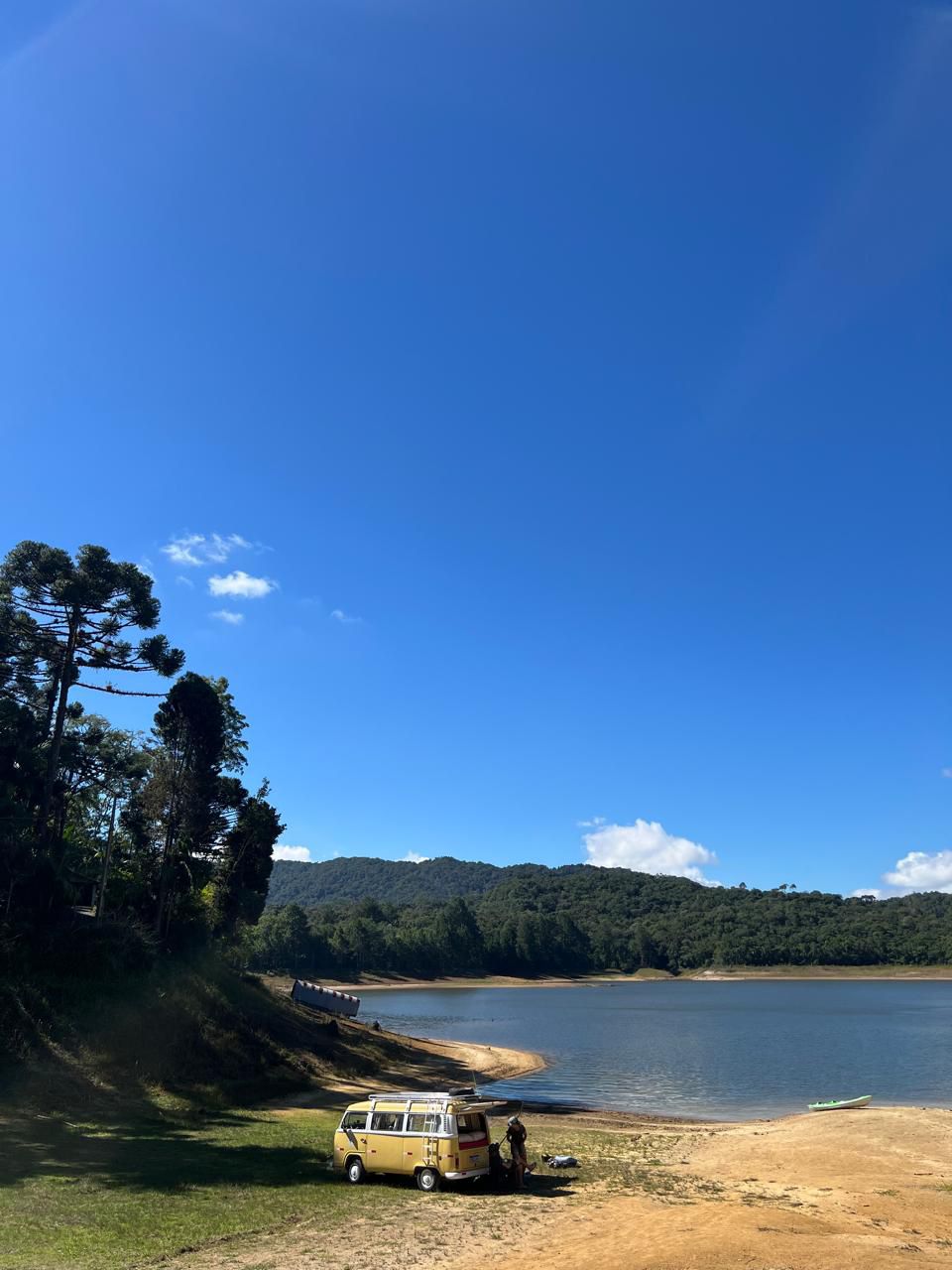 Vista da mata e da represa